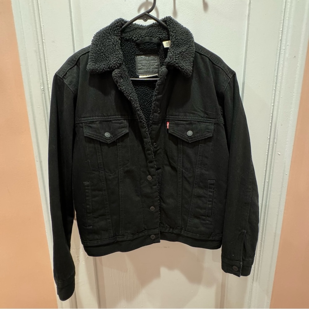 Black Levi’s Jean Jacket w/ Sherpa Lining